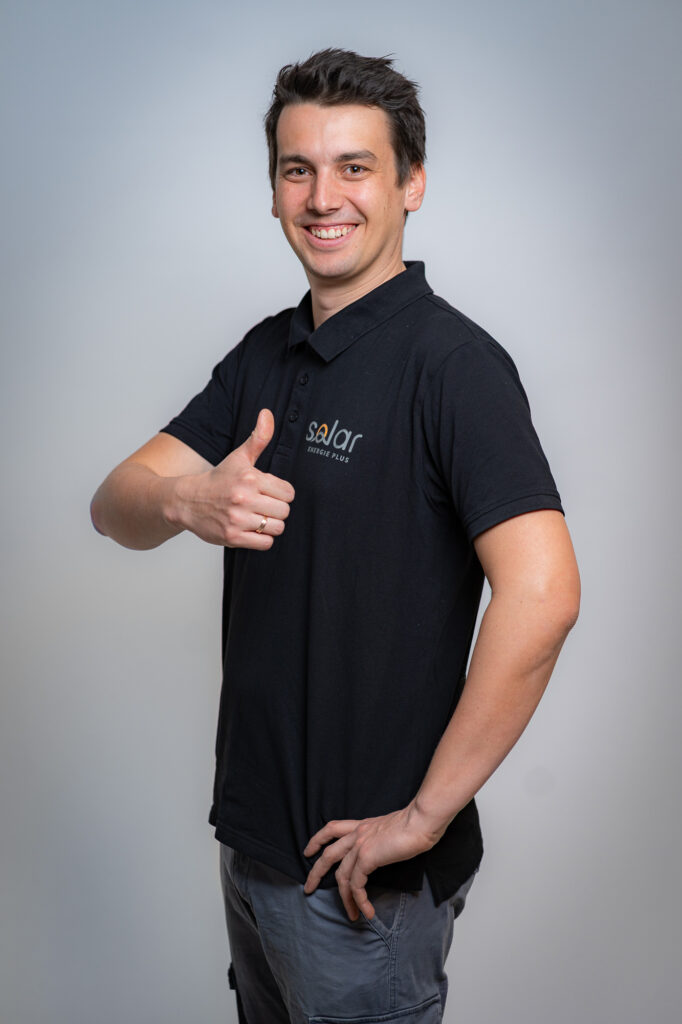 Karriere_Elektriker Daniel Kunkel-Vietz zeigt einen Daumen nach oben