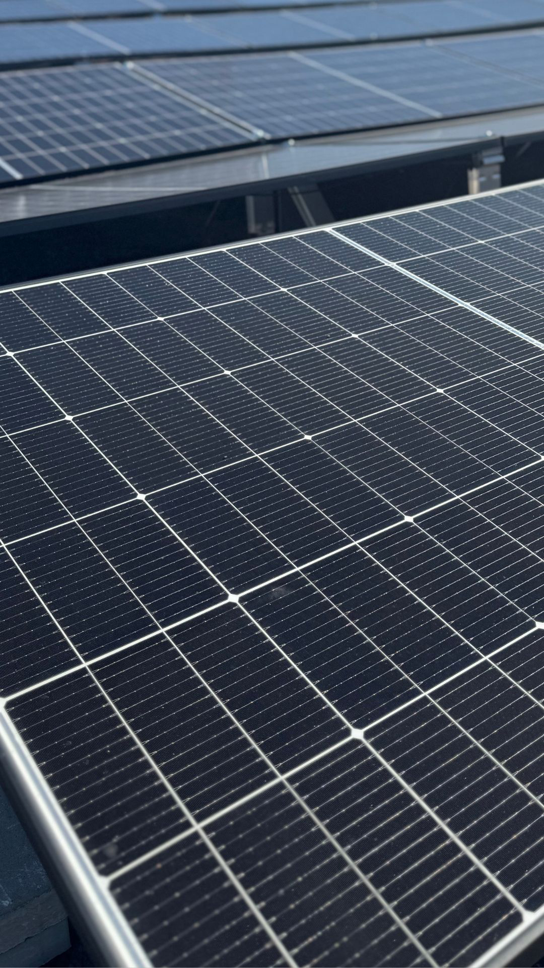 Privatkunden_Photovoltaik_Solarmodule Nahaufnahme von Photovoltaik-Solarmodulen für Privatkunden.